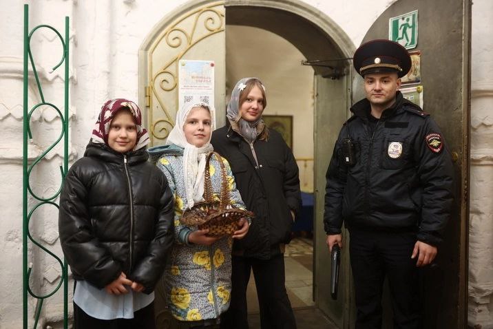 Сотрудники российской полиции обеспечили охрану общественного порядка и безопасность в пасхальную ночь