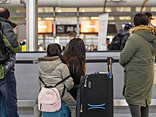 Пассажиров самолета бросили без еды и воды на сутки в аэропорту