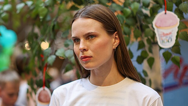 Александра Ревенко вышла на публику в платье с голой спиной