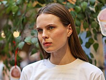 Александра Ревенко вышла на публику в платье с голой спиной