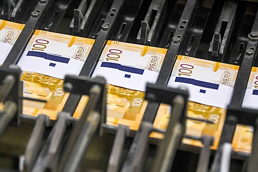 В Госдуме оценили идею вернуть российский флаг на купюры