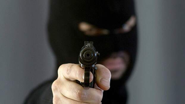 Мужчина выпрыгнул из шкафа бывшей с оружием и получил пулю