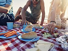 Диетолог рассказал, какие продукты нельзя брать на пляж, чтобы не попасть в больницу