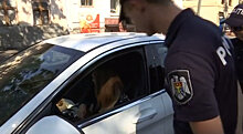 Дорожная полиция Молдовы вместо штрафов дарит мороженое