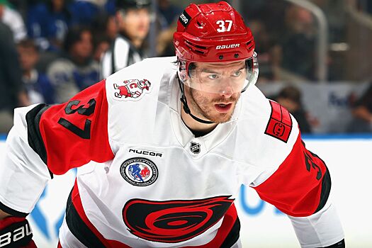 «Каролина» обыграла «Детройт». У Свечникова — гол и две результативные передачи