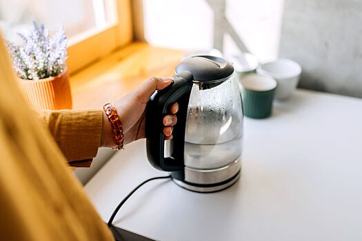 Эндокринолог рассказала о рисках употребления воды из чайника с накипью