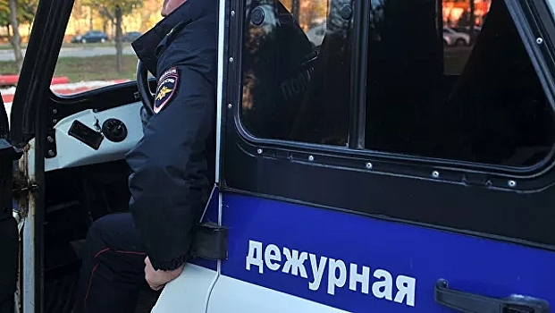 Мужчина изрубил топором остановку в Петербурге
