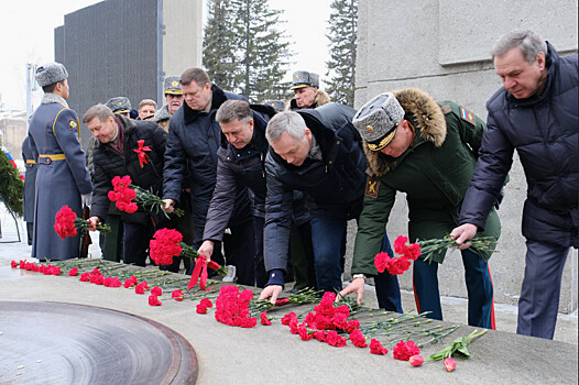 Андрей Травников в День защитника Отечества вместе с новосибирцами возложил цветы к Вечному Огню на Монументе Славы