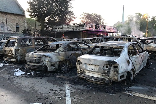 Видео: в США спалили автосалон и сотню машин