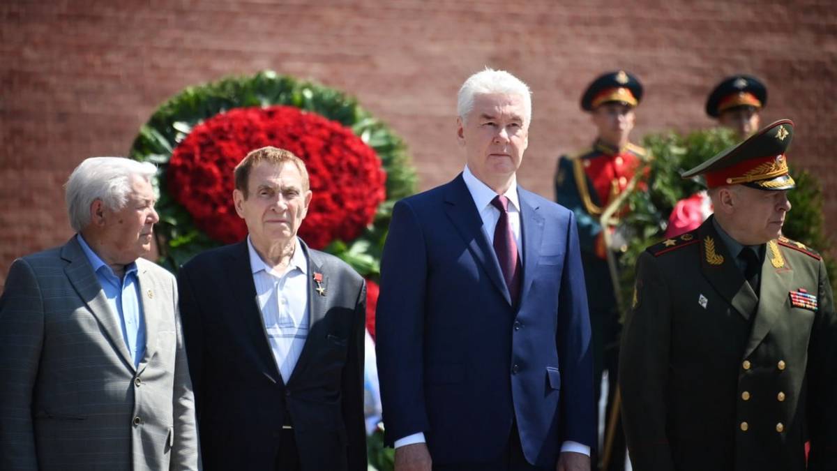 Сергей Собянин возложил цветы и венки к Могиле Неизвестного Солдата в День памяти и скорби
