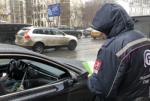 Водителей в Москве призвали не парковаться у рекламных щитов из-за сильного ветра