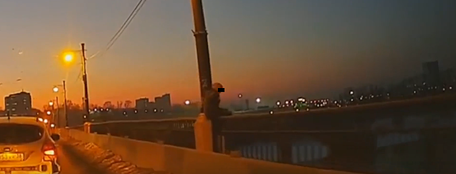 В Иркутске полицейский помешал человеку прыгнуть с моста