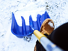 Новосибирские дорожники убирают снег вручную и работают по 12 часов