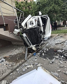 В Краснодаре «Гелендваген» с номерами 95-го региона врезался в караоке-клуб