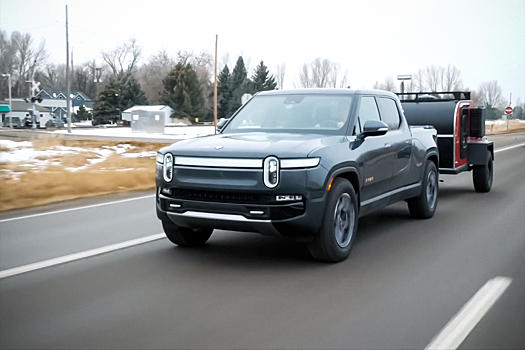 Видео: электрический внедорожник Rivian и новую Toyota Tundra сравнили в буксировке прицепа