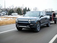 Видео: электрический внедорожник Rivian и новую Toyota Tundra сравнили в буксировке прицепа