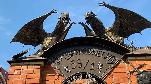 В Балакове нашли местный «Дом дракона» с коваными воротами и скульптурами