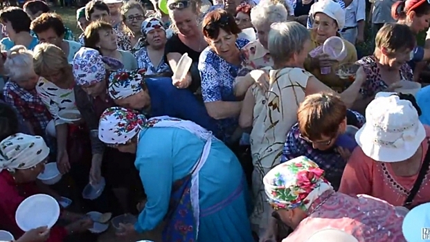 В Ижевске пенсионеры устроили давку из-за бесплатной каши