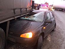 В Слободском районе «Лада Калина» въехала под полуприцеп: пассажирка легкового автомобиля получила травмы