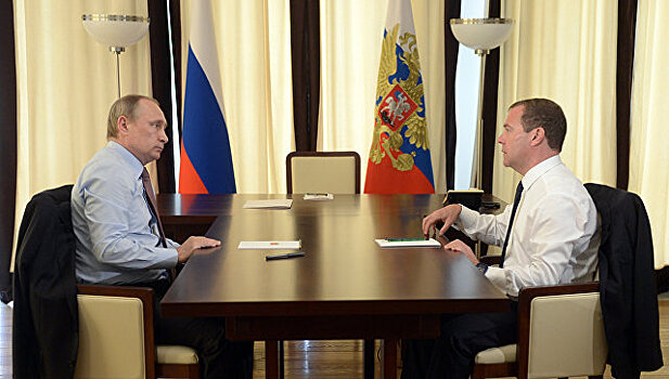 Путин предложил Медведеву подумать над укреплением рубля