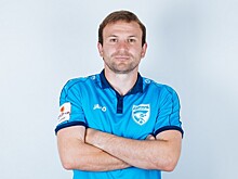 Новосибирский футболист выбил ногой стекло в кабине судьи — его дисквалифицировали на два матча