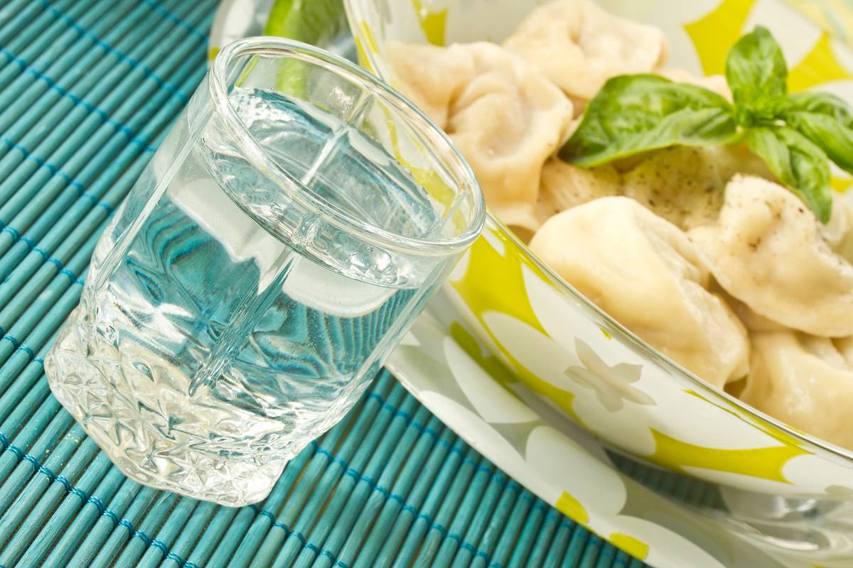 Голодный россиянин с гранатой пошел за пельменями и водкой и попал в суд