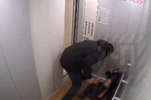 В Челябинске мужчина ворвался в кабину лифта и избил девушку