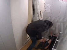 В Челябинске мужчина ворвался в кабину лифта и избил девушку