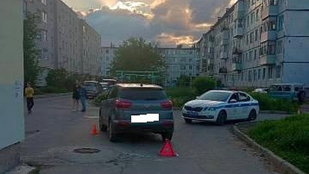 Мальчик попал под колеса автомобиля в одном из дворов Вологды
