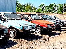 Застывшие во времени: как выглядит заброшенный салон Lada во Франции
