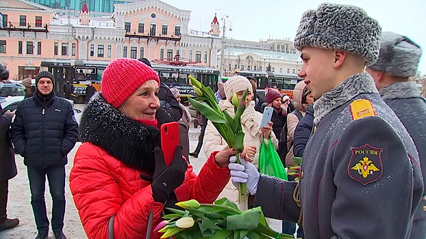 Оркестр ЦВО поздравил женщин с наступающим 8 марта в Екатеринбурге