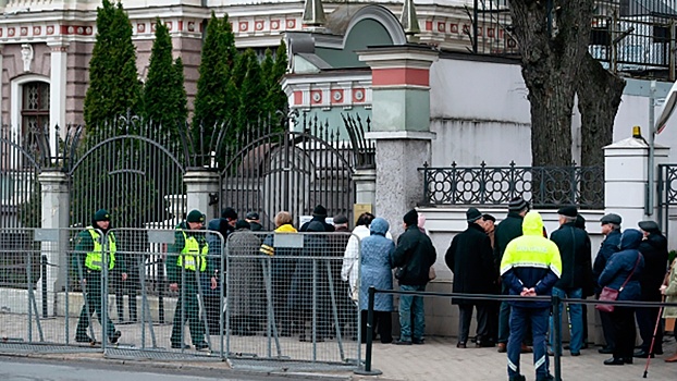 Посольство в Риге назвало изъятие у голосующих граждан РФ документов "верхом цинизма"