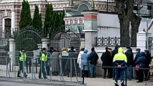 Посольство в Риге назвало изъятие у голосующих граждан РФ документов "верхом цинизма"
