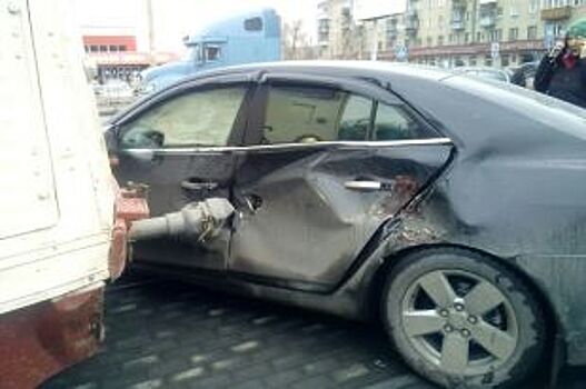 В Челябинске трамвай протаранил иномарку, выехавшую через сплошную