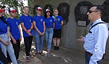 Юные волгоградцы привели в порядок памятник танкистам