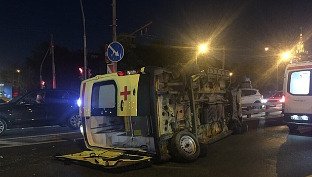 Опубликовано видео из скорой помощи, перевернувшейся после ДТП в Москве