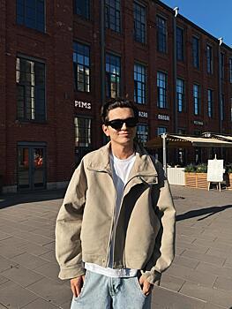 Певец Akmal’ отказался принимать подарок от фаната на концерте в Казахстане