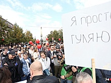 На пожилого учителя, стоявшего на челябинском митинге с плакатом, завели дело