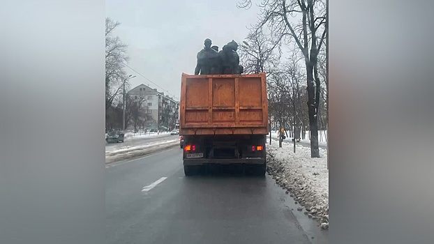 В Киеве снесли памятник экипажу советского бронепоезда «Таращанец»