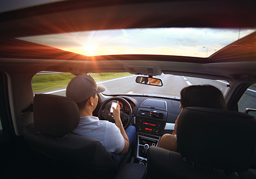 Французам запретили пользоваться мобильником в машине. Даже во время остановки