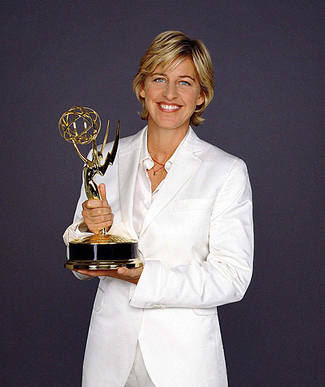 В 2003 году появился проект "Шоу Эллен Дедженерес", ставший культовым американским вечерним шоу. Только в первом сезоне шоу получило 11 номинаций "Эмми" (выиграло четыре), а за первые три сезона взяло 25 премий.