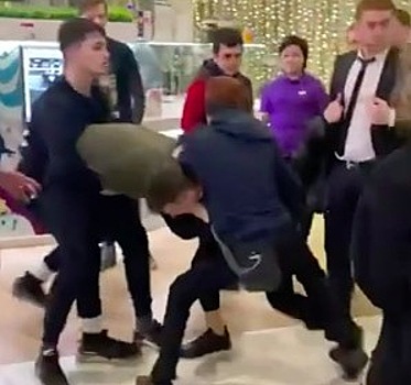 Охранник московского ТЦ избил подростка и оставил его лежать на полу