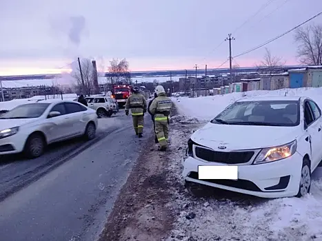 Утром 23 января в Самарской области столкнулись Kia и "Нива"