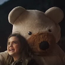 Девушка закрутила роман с медведем в клипе Меган Трейнор (Видео)