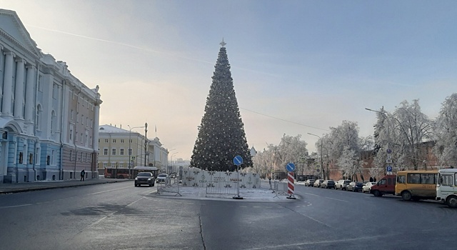 Прошлогодние декорации временно установили у елок в Нижнем Новгороде