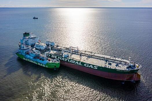 «Газпром нефть» первой в России начала заправлять суда сжиженным природным газом
