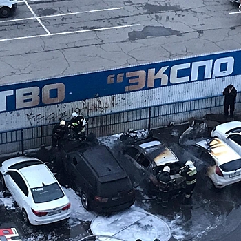 В Краснодаре у Сенного рынка почти полностью сгорели три автомобиля