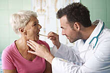 Терапевт Хухрев: ком в горле может быть связан с болезнью желудка или спазмом