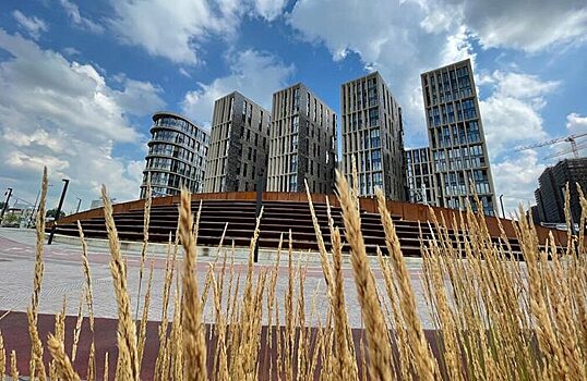 «Ведомости»: девелоперам пока не удалось восстановить продажи в новостройках Москвы до уровня 2021 года