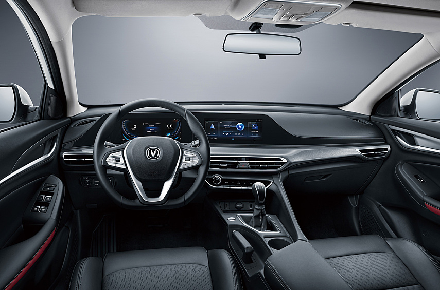 Безнаддувный двигатель объёмом 1,6 литра выдаёт 128 лошадиных сил и 161 Нм, а сочетается с пятиступенчатой механической коробкой передач или вариатором. 1,4-литровый турбомотор (160 сил и 260 Нм) работает с семидиапазонным «роботом»